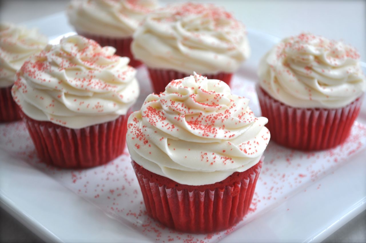 طريقة تحضير الكريمة لتزيين الكيك Red Velvet Cupcakes