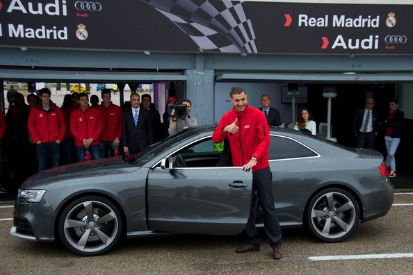 صور سيارة كريم بنزيما Karim Benzema Real Madrid Players Receive Znk4Chnynisl