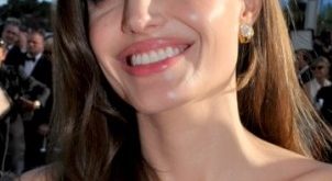 فضيحه انجلينا جولي Angelina Jolie Cannes 2011 302x165